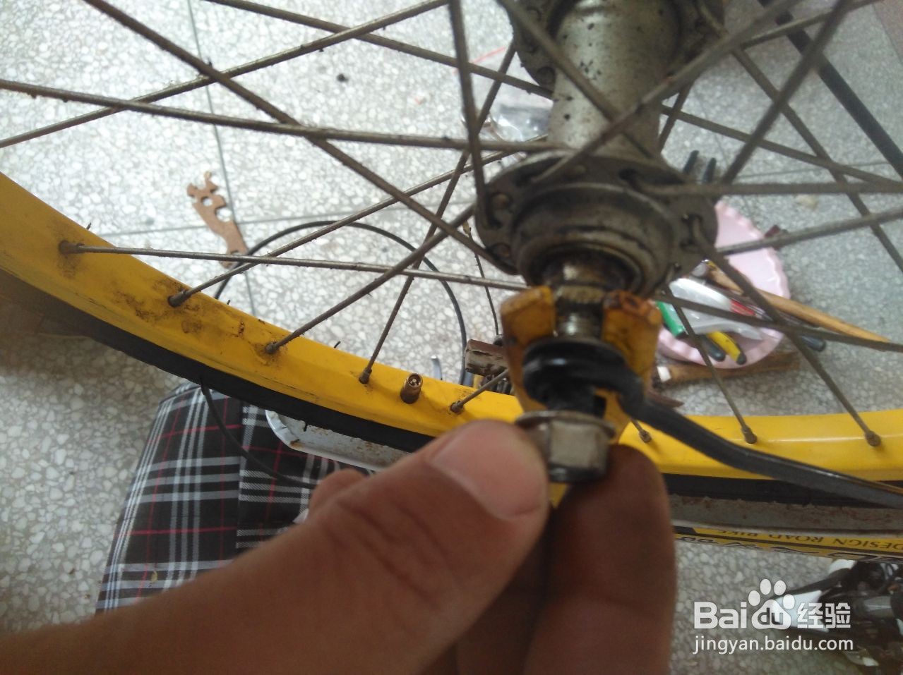 儿童自行车轮怎么装上车身？