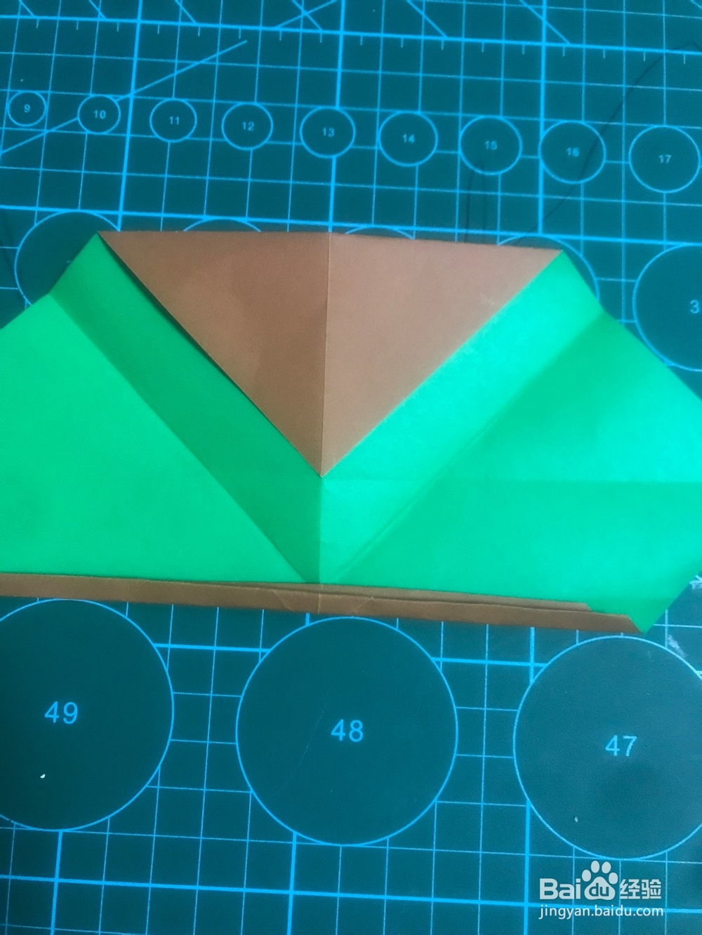 一个桃心上面带着叶子如何折?