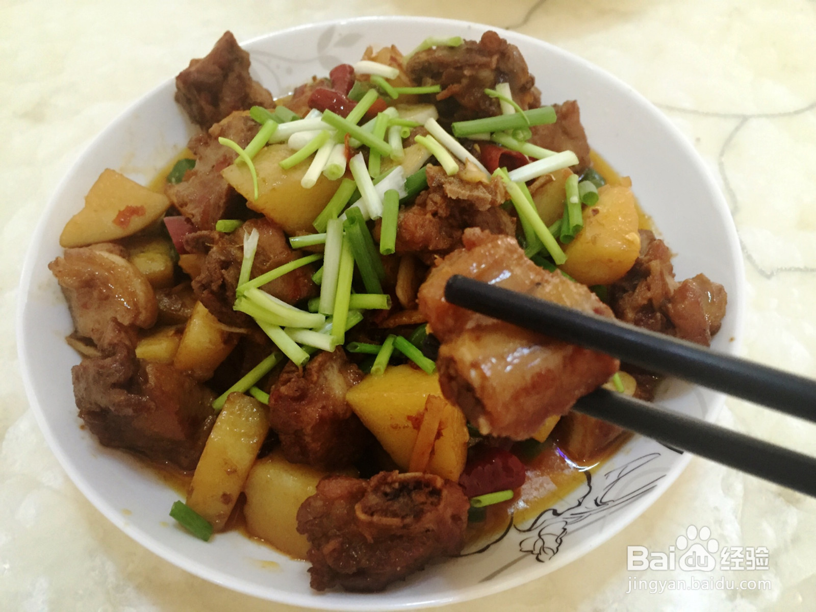 土豆烧排骨的做法