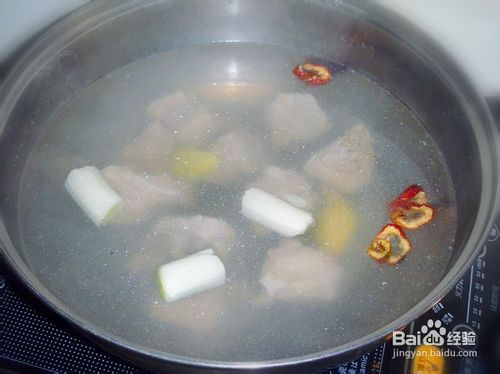【养生汤煲】秋季养生佳品---萝卜排骨汤