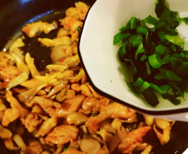 酱香菌菇炒肉片