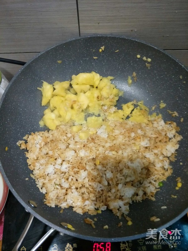 菠萝碗豆玉米炒饭