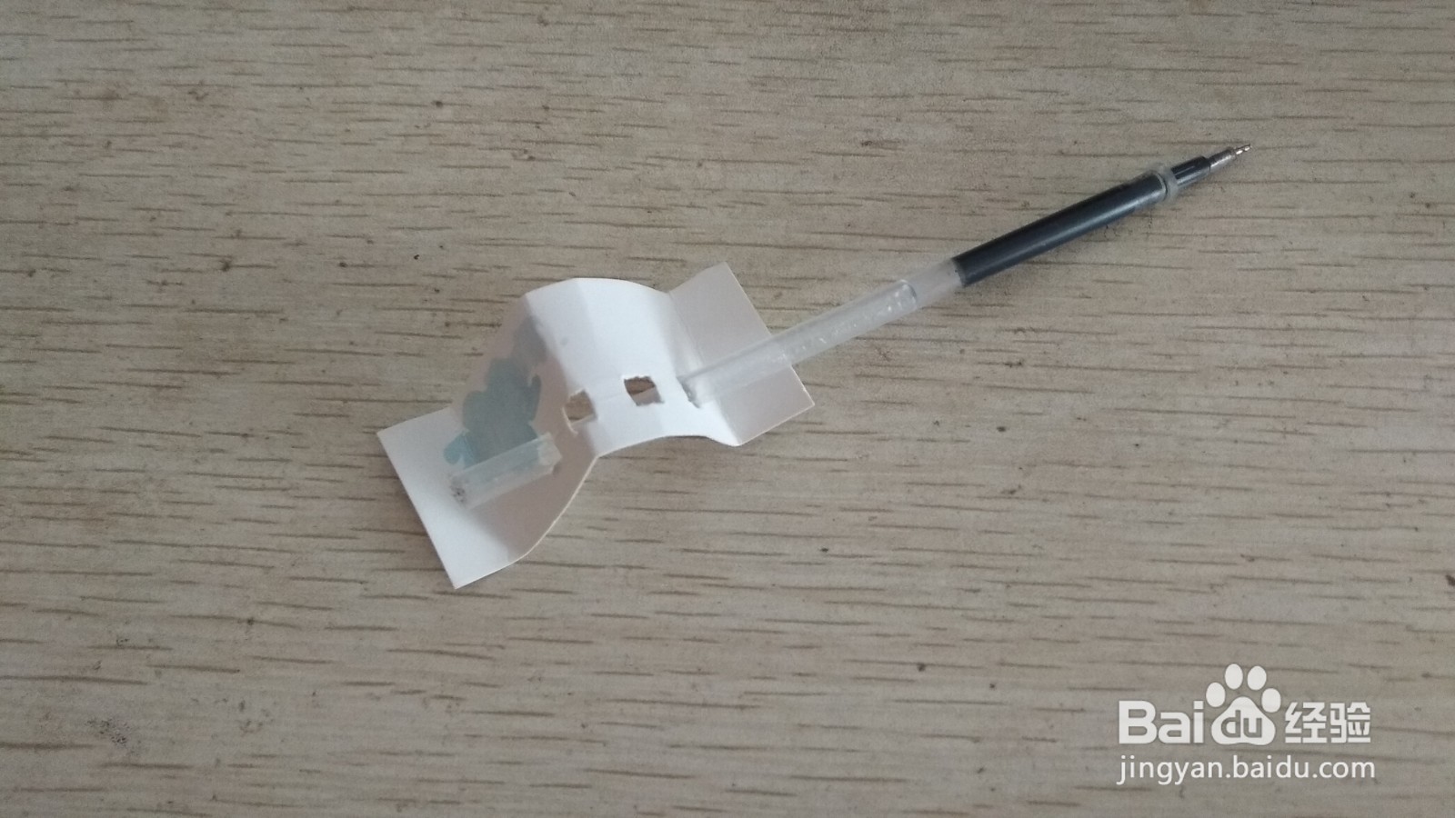 如何用带孔硬卡纸和中性笔芯做简易的中性笔支架