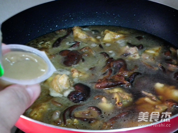 菌菇炖鸡块的做法