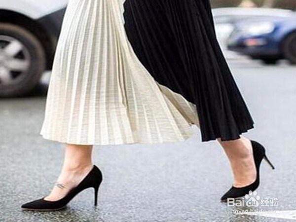穿高跟鞋时的正确走路姿势是怎样的？