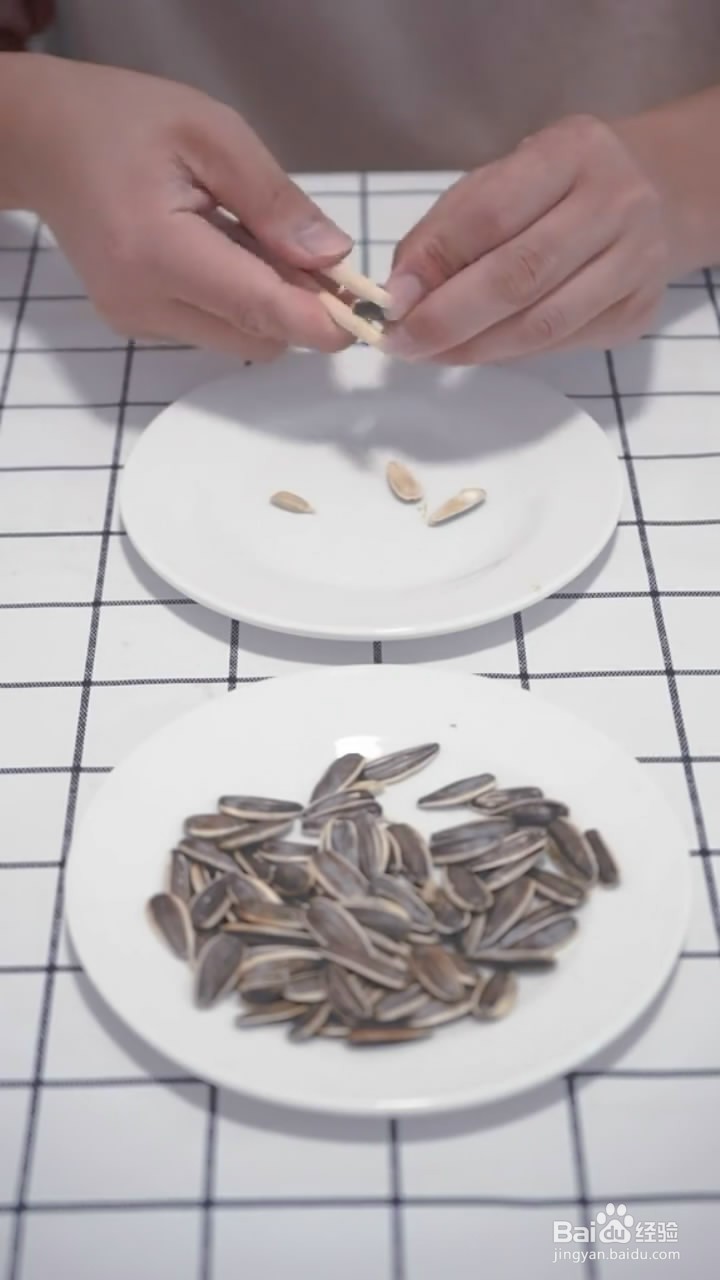 剥瓜子的小技巧