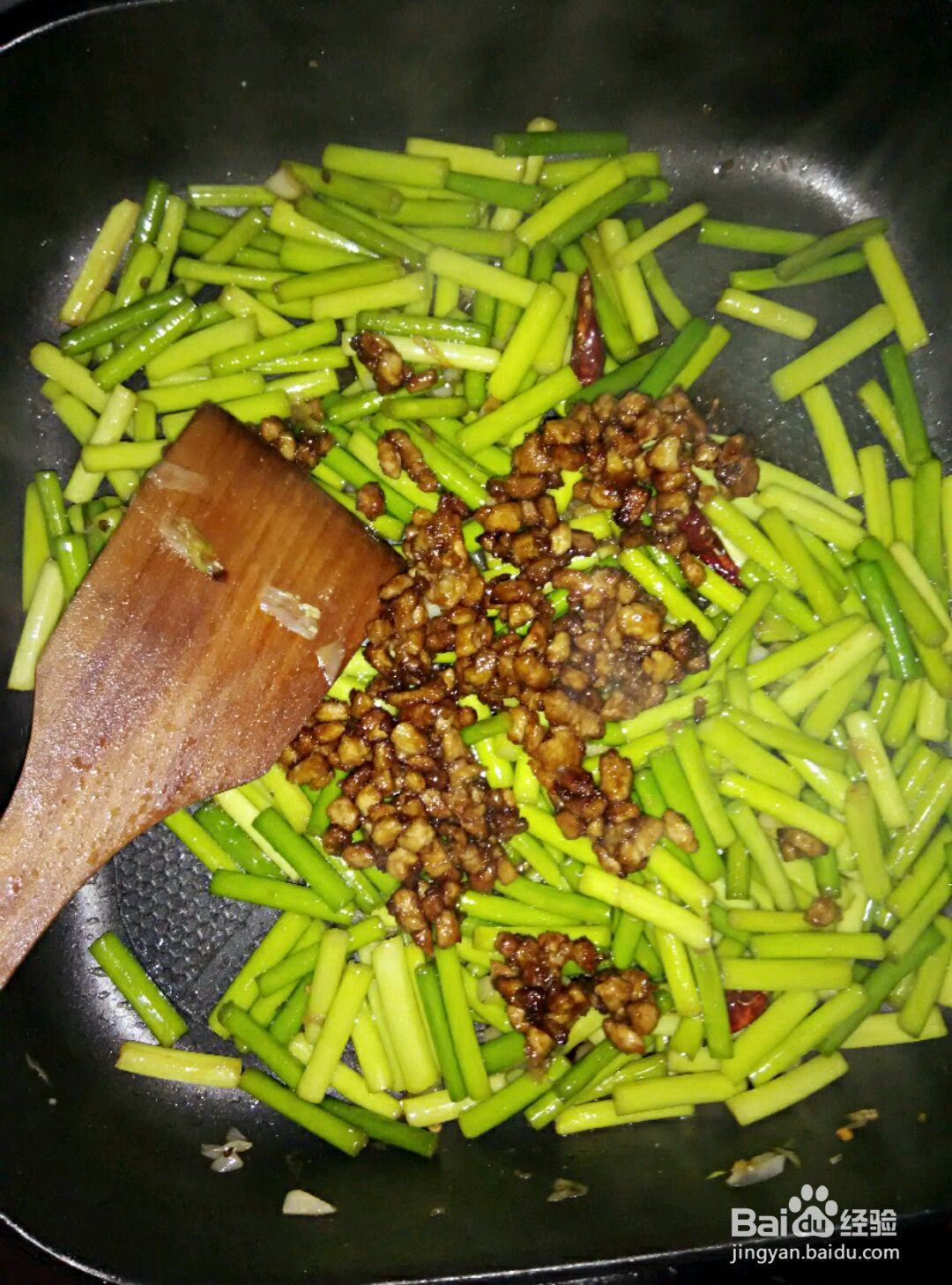 蒜苔炒肉丁的做法