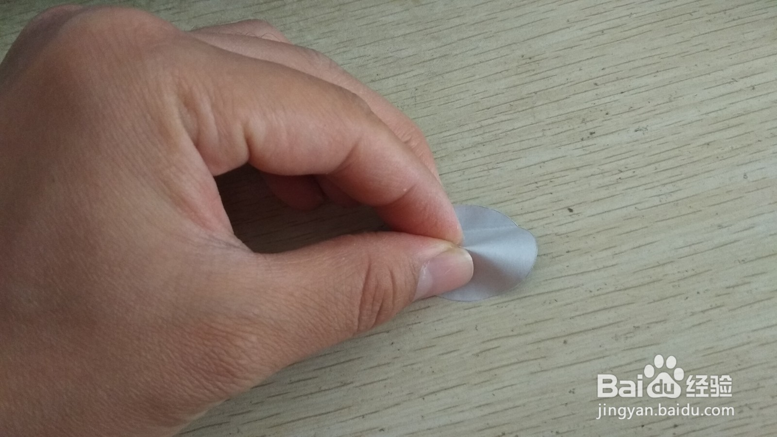 如何用一个圆形纸做中性笔的简易支架