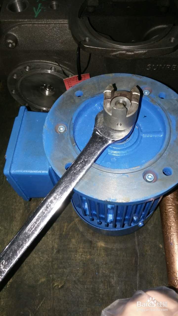 怎样利用工具拆卸电机转轴上的联轴器卡爪