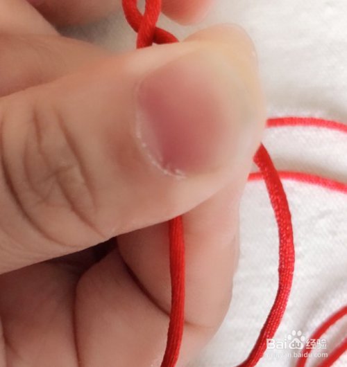 在右手距离左手大概一厘米,左手不动,右手将两股线一起往上拧