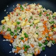 制作酸甜可口的菠萝炒饭