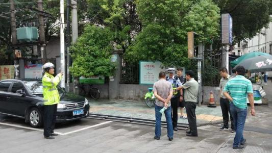 为什么交通法中规定在没有信号灯的十字路口,应当让右侧来车先行