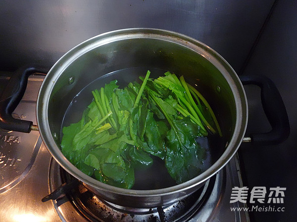 木耳拌菠菜的做法