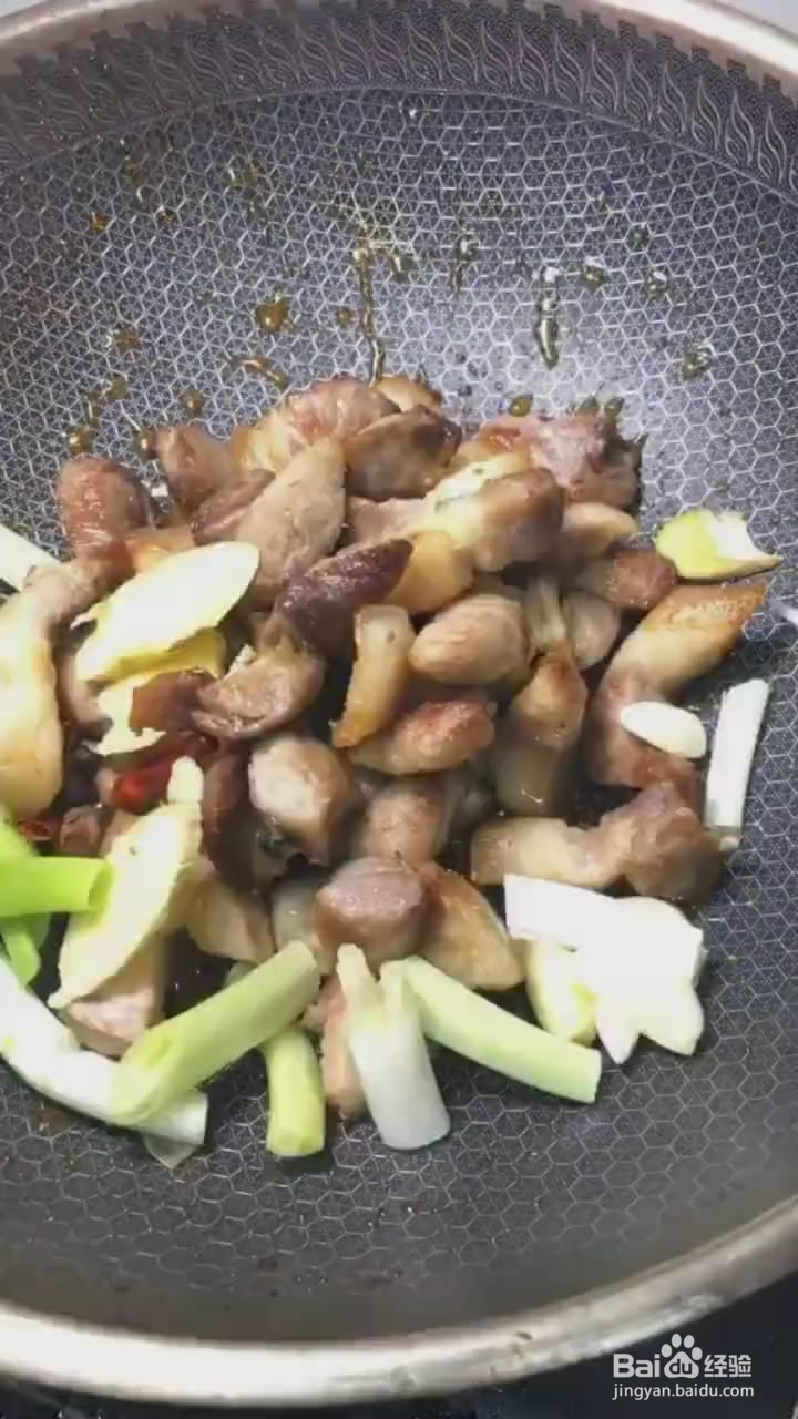 如何制作红烧肉炖鹌鹑蛋
