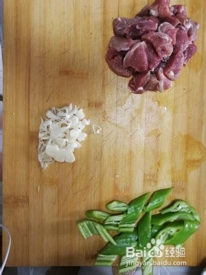养生食补肉段烧茄子的做法