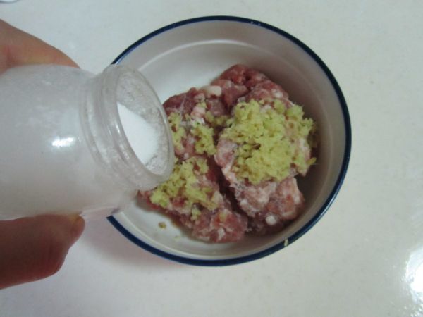 菠菜蘑菇汆丸汤