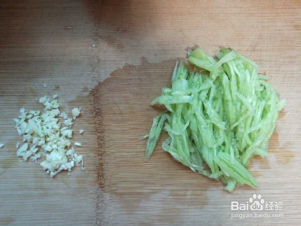 如何制作黄瓜金针菇 拌蛋丝