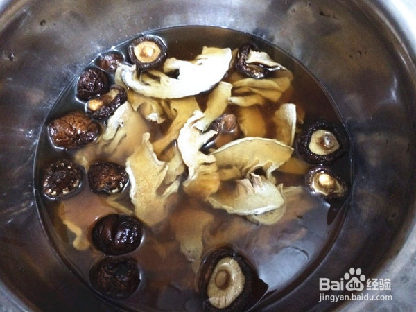 鱿鱼鸭肉煲的做法