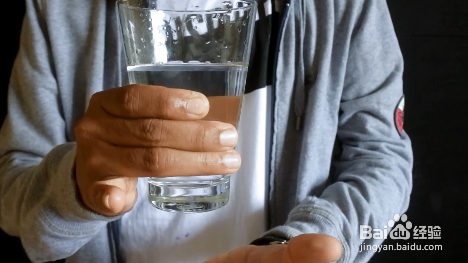 杯子还能隔空移动，真的太有趣了