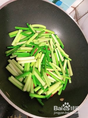 家常蒜苔炒腊肠怎么做