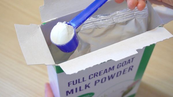 羊奶葡萄干松饼和羊奶奶茶