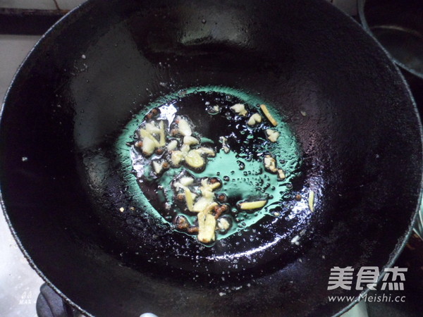 双椒炒肥肠的做法