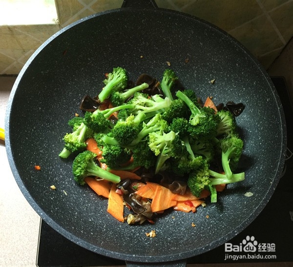如何自制黑木耳炒西兰花