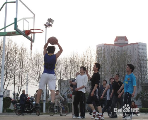 打篮球怎样打好防守反击？