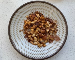 怎么做青椒皮蛋辣花生碎全麦意面