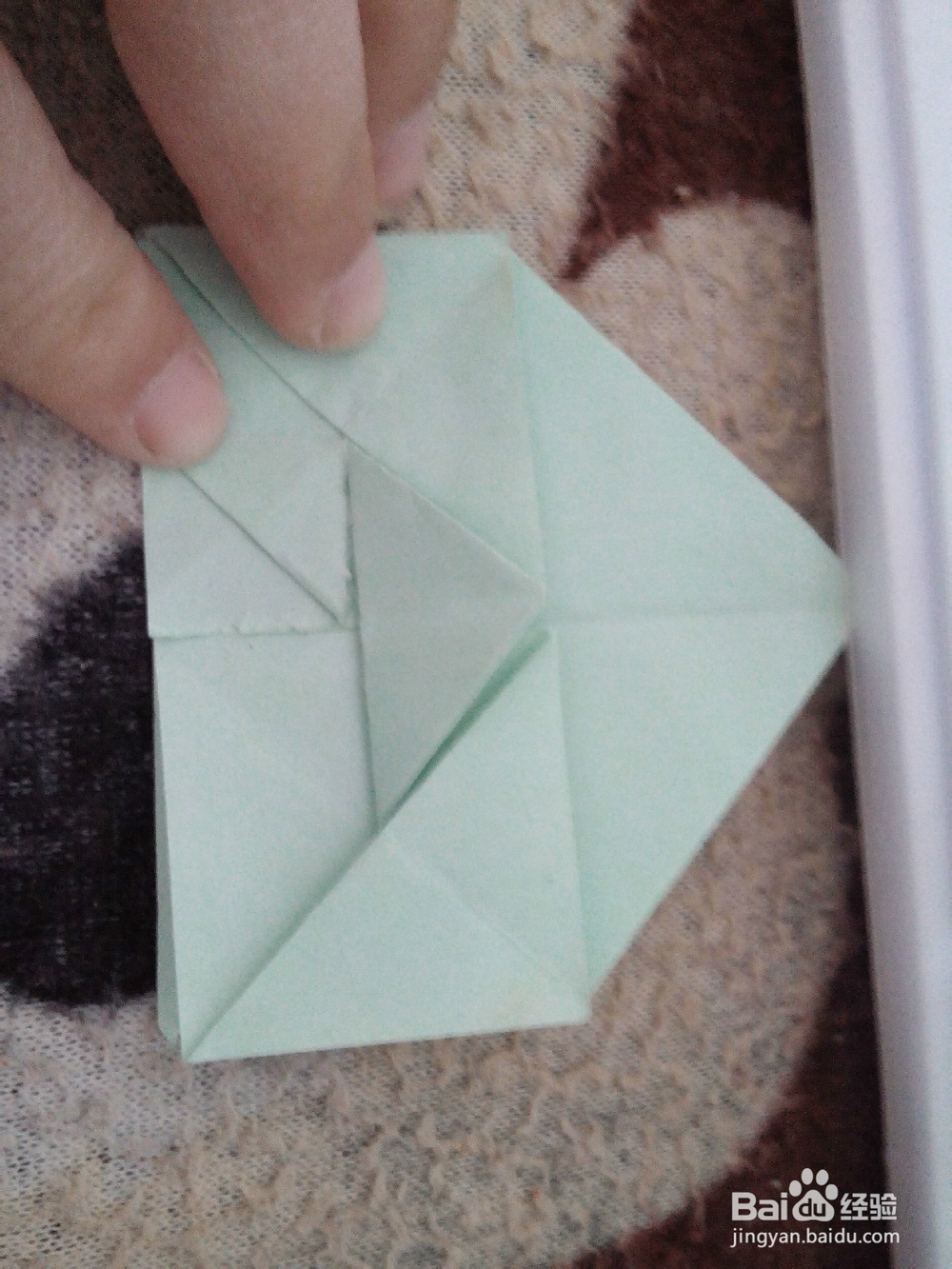 怎样用彩纸折漂亮的心形