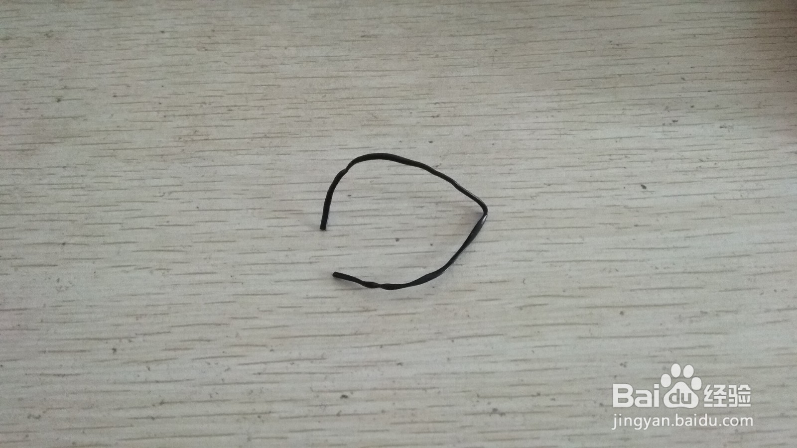 如何用一个数据线绑绳做半圆形的中性笔的支架