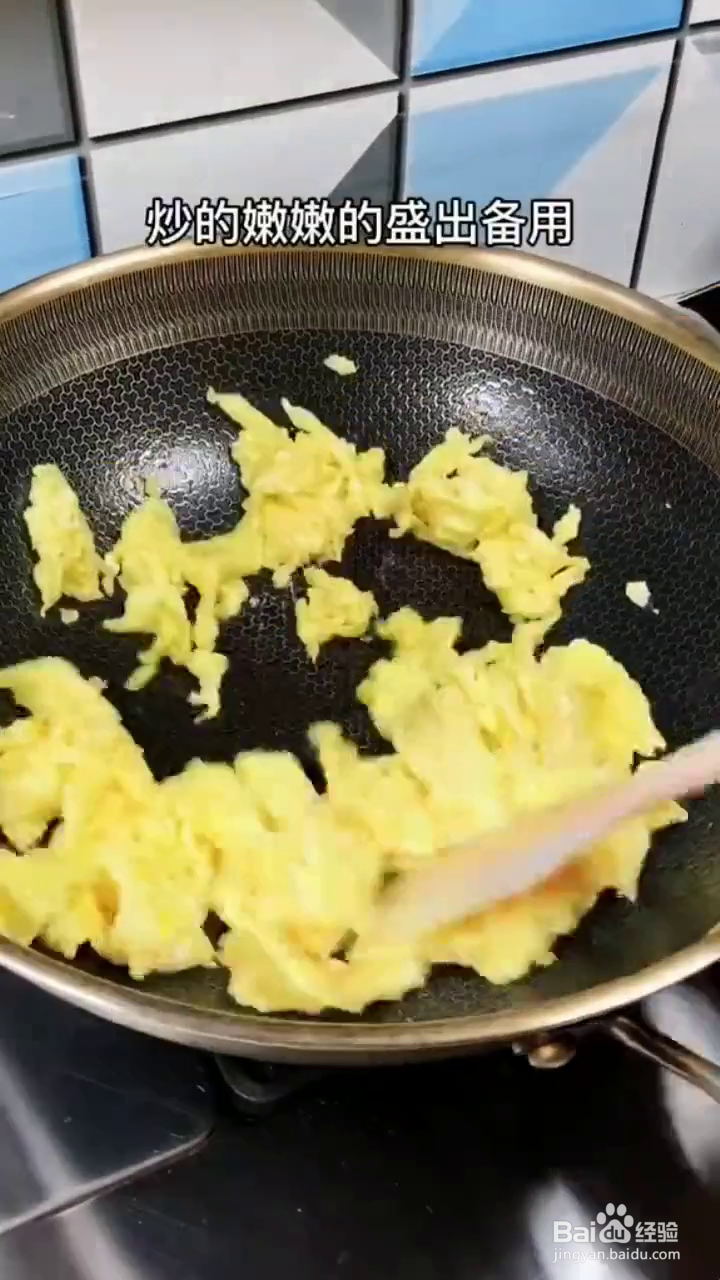 如何制作好吃的丝瓜鸡蛋炒金针菇？