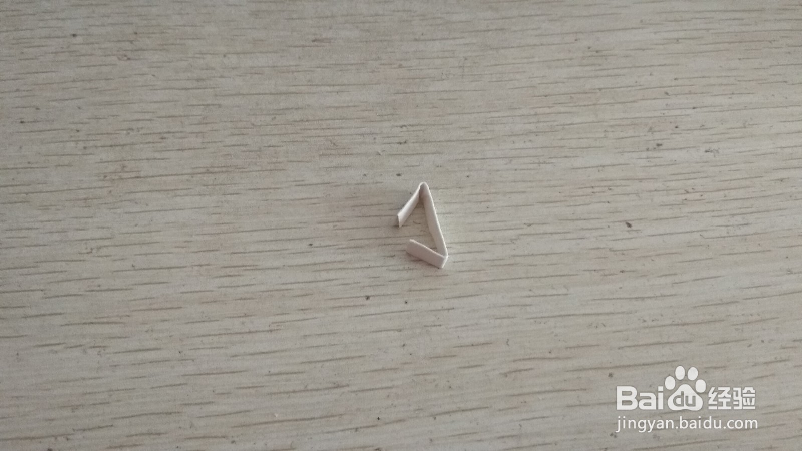 如何用一小块长方形水彩画纸做简易的手机支架