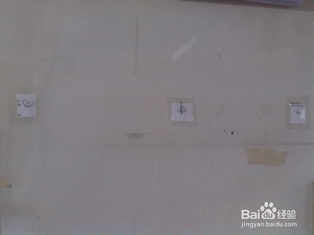 办公室巧用曲别针做简易挂钩