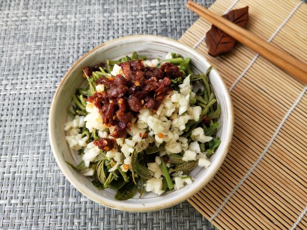蒜泥豆豉凉拌香椿