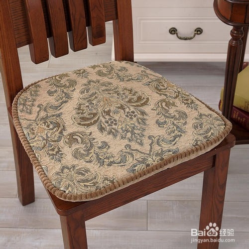 餐椅坐垫的布面料怎么拆