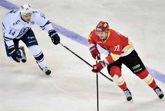 1898冰球比赛前锋几人