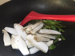 教你怎么做青椒素炒秀珍菇