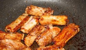 小土豆烧排骨的做法