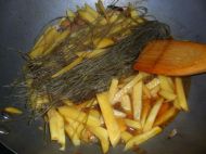 猪肉土豆炖粉条的具体做法