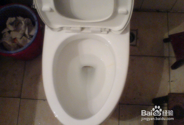 如何疏通堵了的坐便器呢?