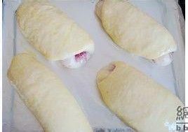 美味面包卷起来——蓝莓果酱面包卷