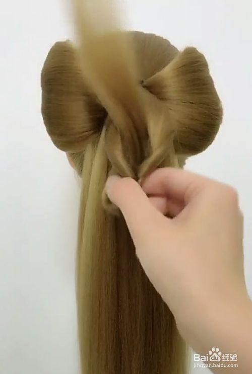 如何在头发上编双蝴蝶结