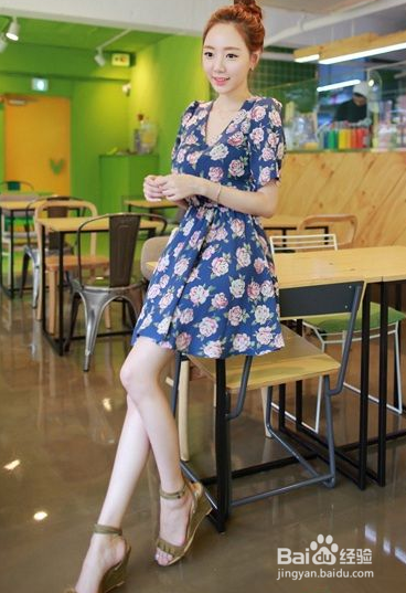 情迷碎花连衣裙 甜美约会装扮