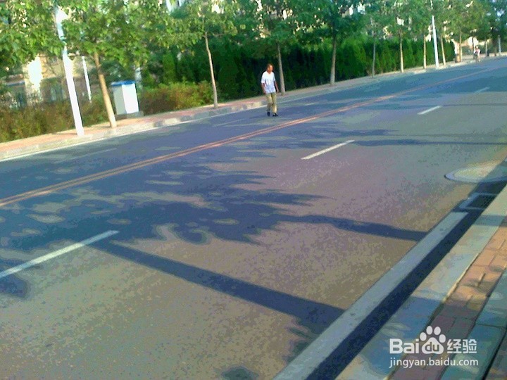 人行道路铺设要安全平坦