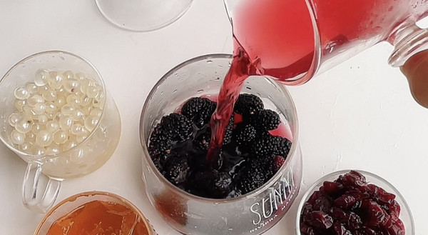 桑葚茶冻蔓越梅饮