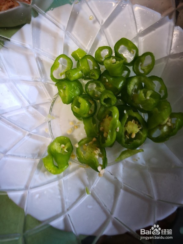 小虾干拌尖椒的做法