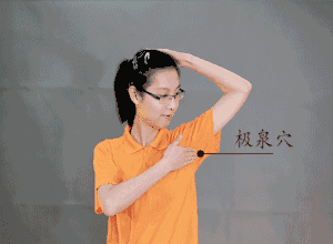 夏天背后长了很多的痘痘