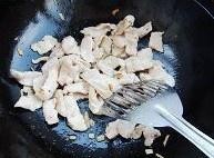 河南特色-茭白木耳炒肉怎么做？