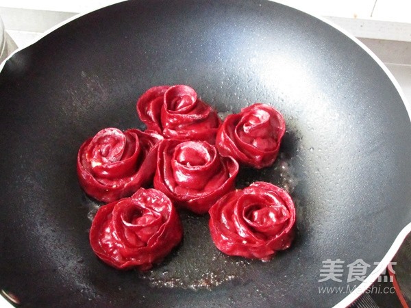 玫瑰花煎饺的做法